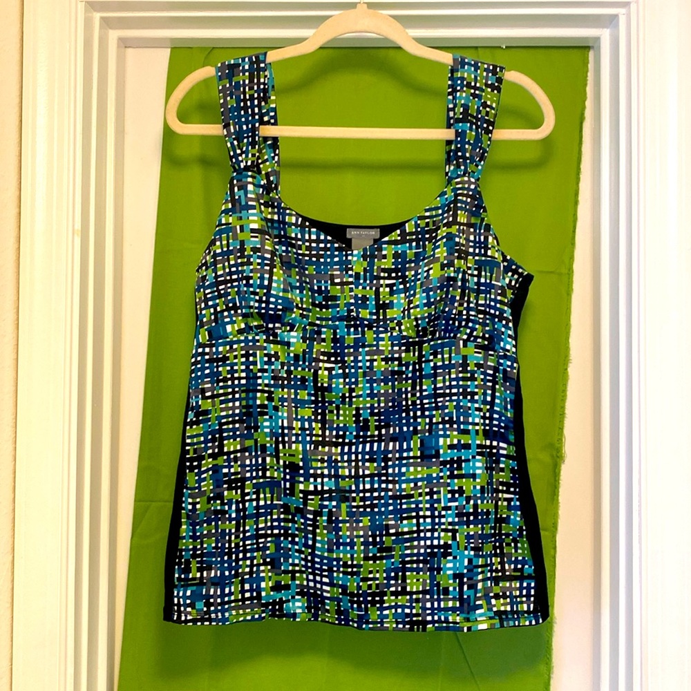 Adorable Sleeveless Top By Ann Taylor states size large but looks like a small